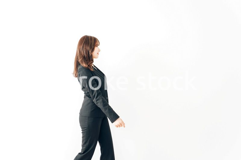 スーツでオフィスを歩く若いビジネスウーマン