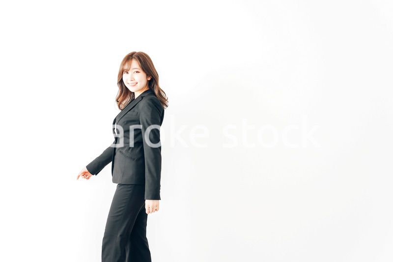 スーツでオフィスを歩く若いビジネスウーマン