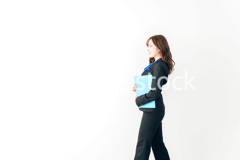 スーツでオフィスを歩く若いビジネスウーマン