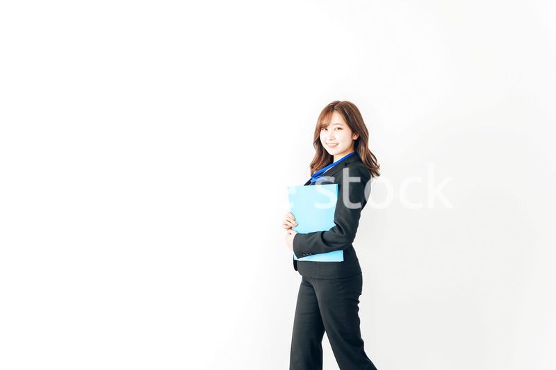 スーツでオフィスを歩く若いビジネスウーマン