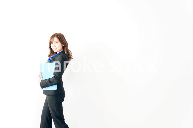 スーツでオフィスを歩く若いビジネスウーマン