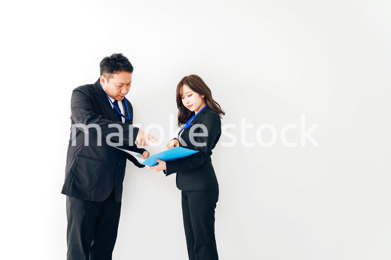 二人で打ち合わせをするスーツを着たビジネスパーソン