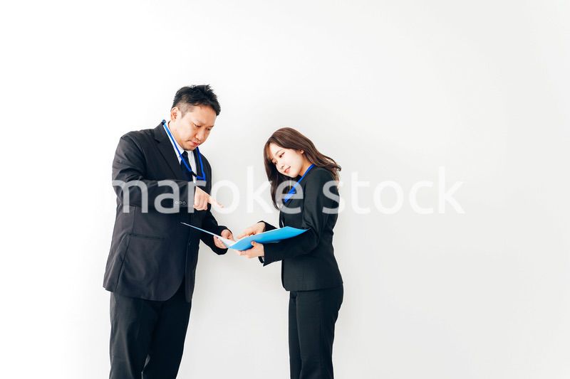二人で打ち合わせをするスーツを着たビジネスパーソン