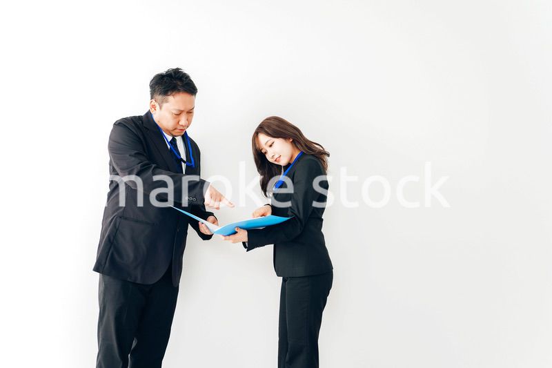 二人で打ち合わせをするスーツを着たビジネスパーソン