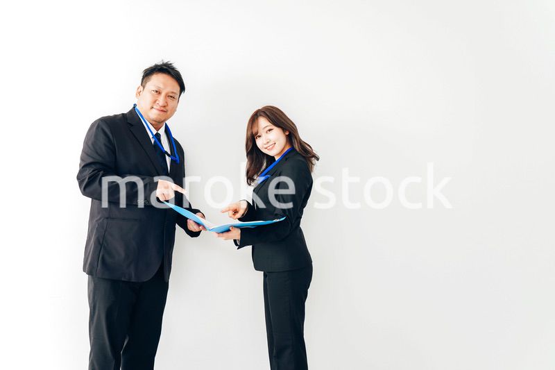 二人で打ち合わせをするスーツを着たビジネスパーソン