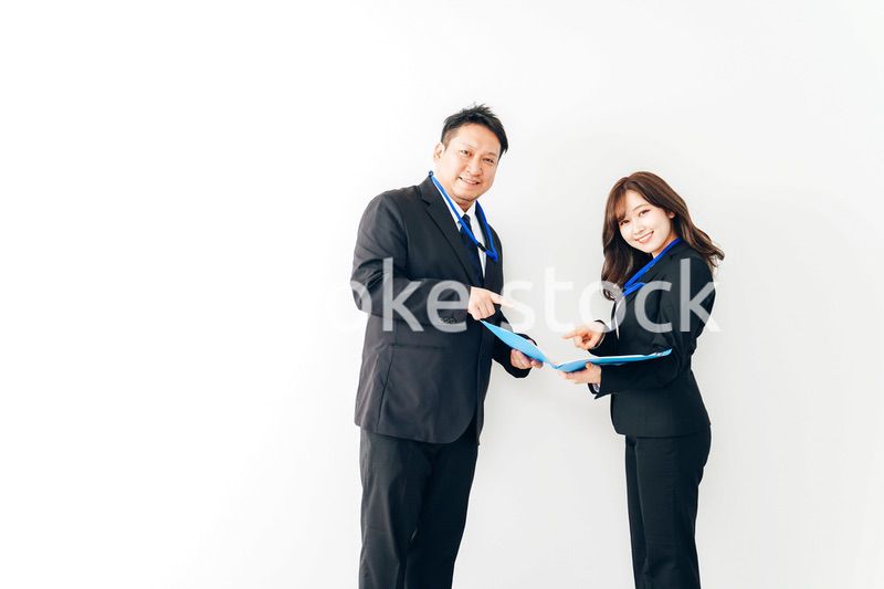 二人で打ち合わせをするスーツを着たビジネスパーソン