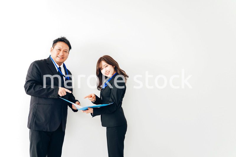 二人で打ち合わせをするスーツを着たビジネスパーソン