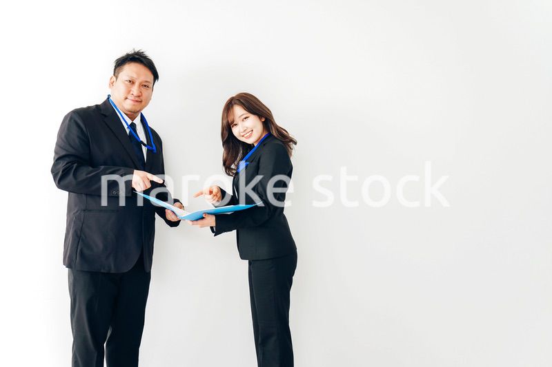 二人で打ち合わせをするスーツを着たビジネスパーソン