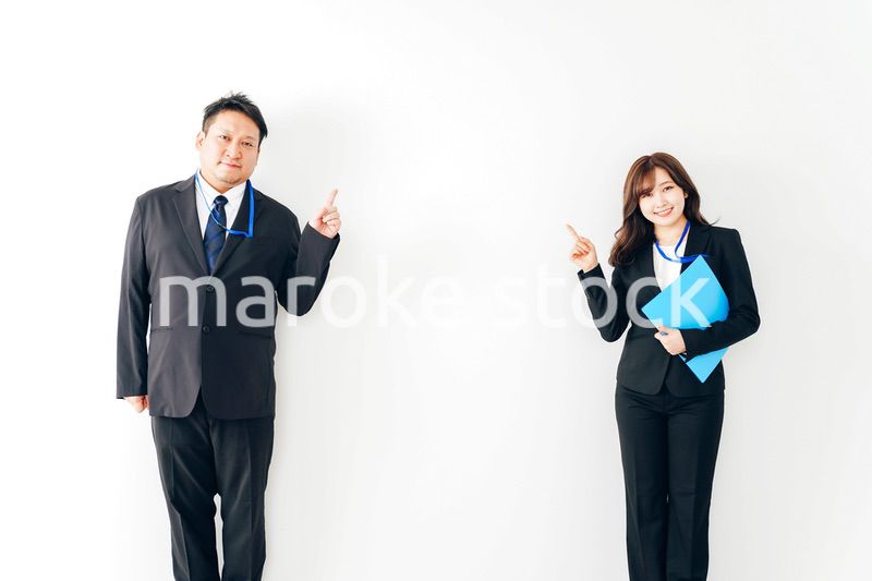 ご案内をするスーツを着たビジネスパーソン