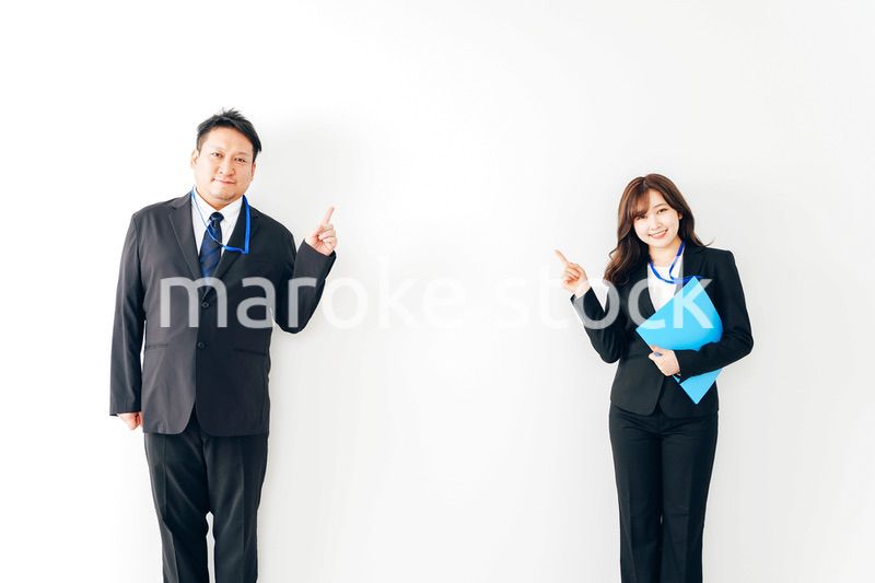 ご案内をするスーツを着たビジネスパーソン