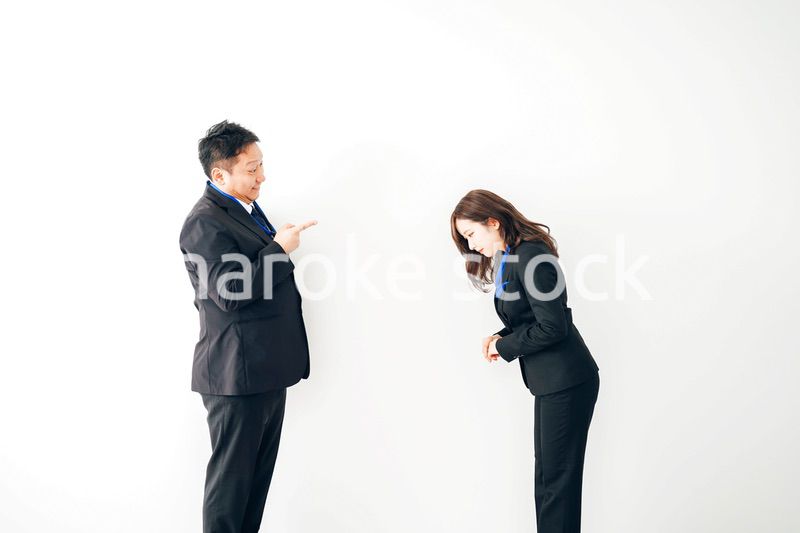 上司からパワハラを受けるビジネスウーマン