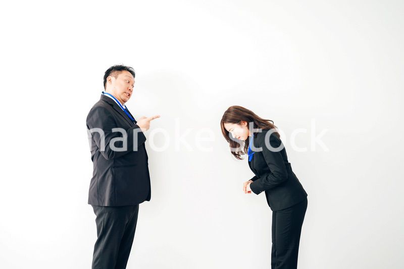 上司からパワハラを受けるビジネスウーマン