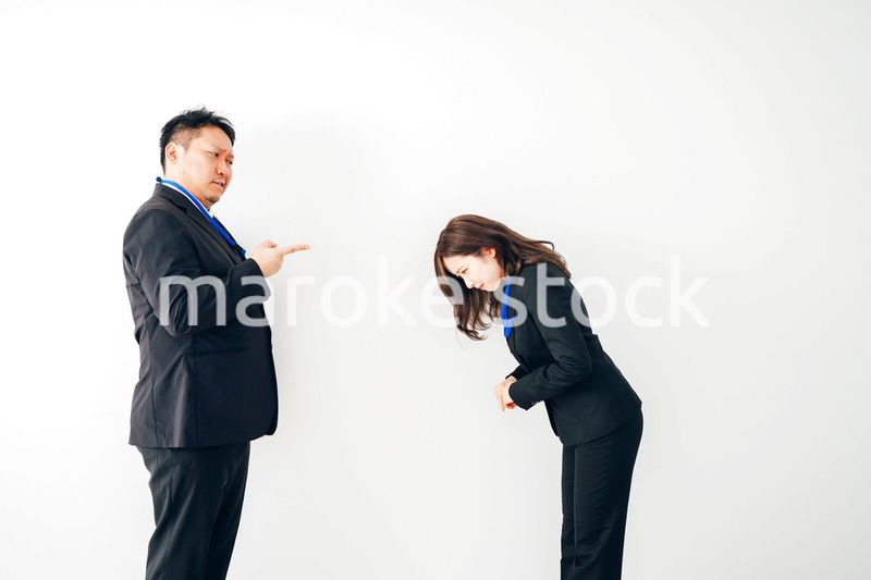 上司からパワハラを受けるビジネスウーマン