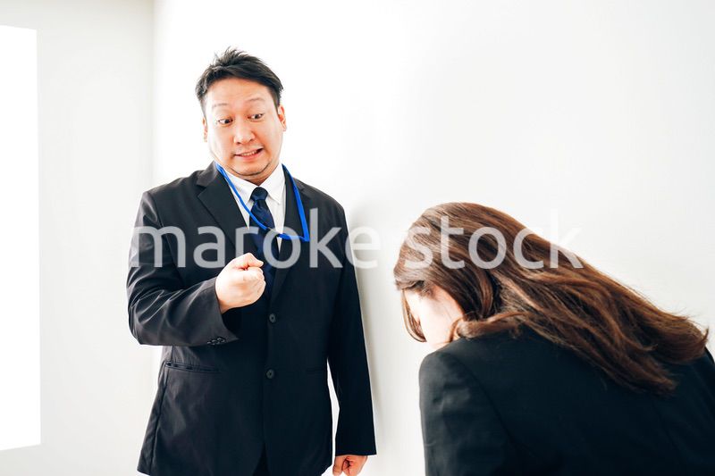 上司からパワハラを受けるビジネスウーマン