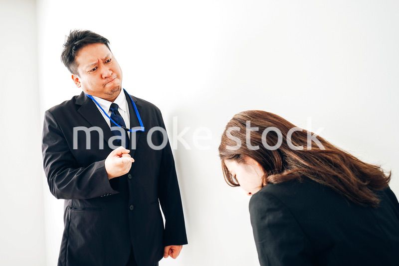 上司からパワハラを受けるビジネスウーマン