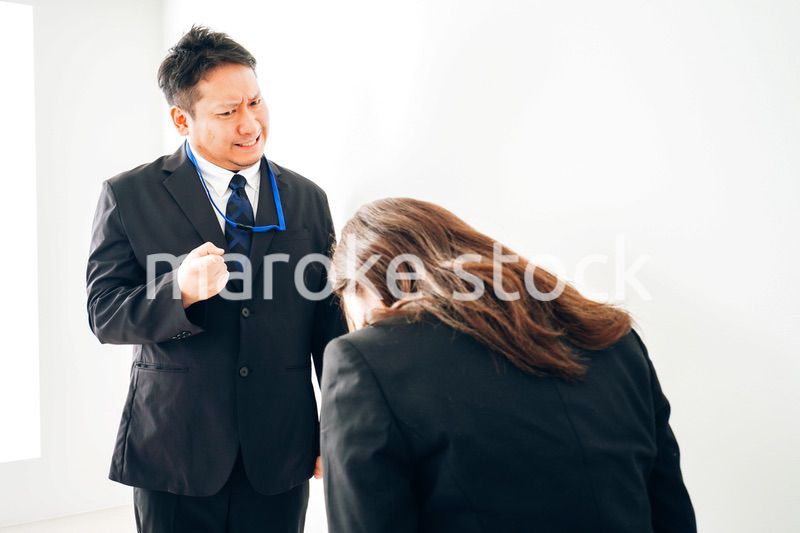 上司からパワハラを受けるビジネスウーマン