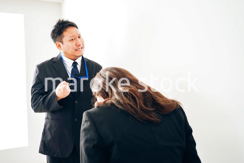 上司からパワハラを受けるビジネスウーマン