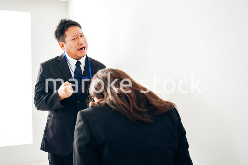 上司からパワハラを受けるビジネスウーマン