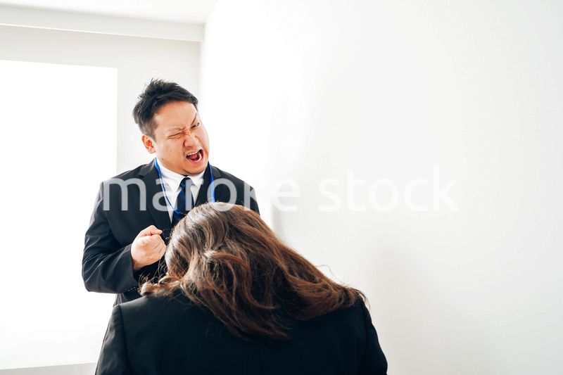 上司からパワハラを受けるビジネスウーマン