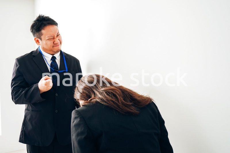 上司からパワハラを受けるビジネスウーマン