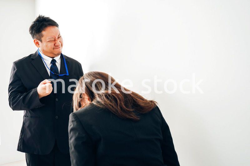 上司からパワハラを受けるビジネスウーマン