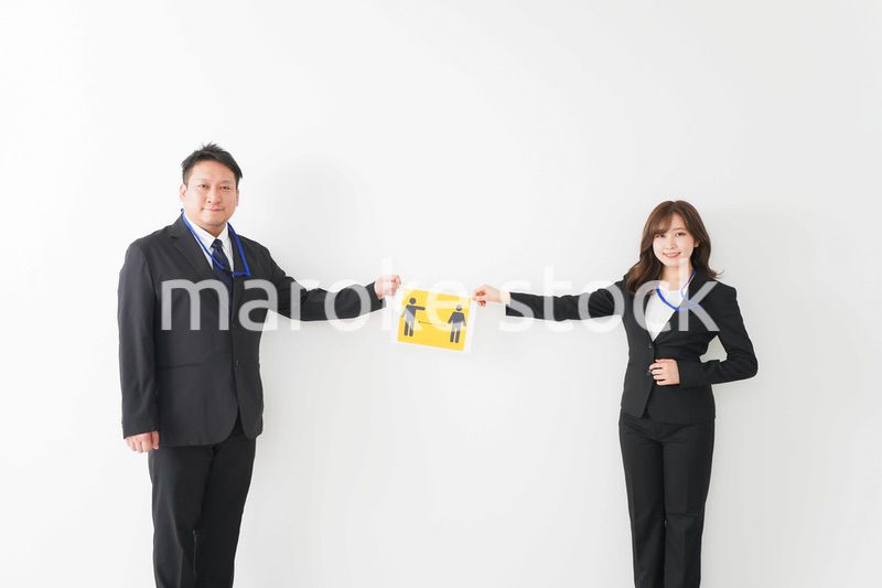 ソーシャルディスタンスを確保するビジネスパーソン