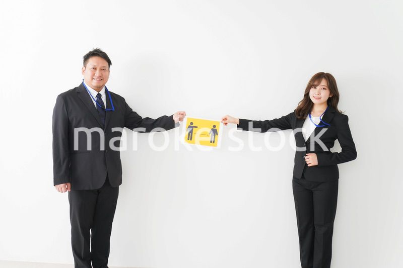 ソーシャルディスタンスを確保するビジネスパーソン