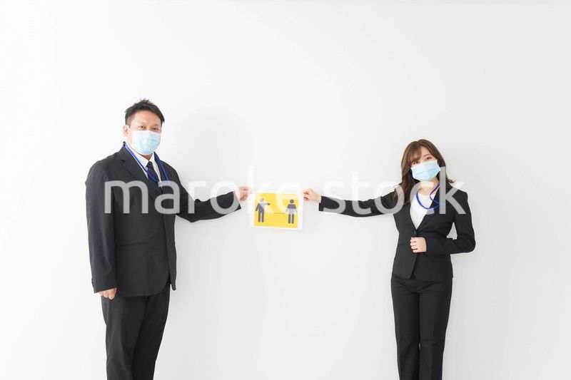 ソーシャルディスタンスを確保するビジネスパーソン