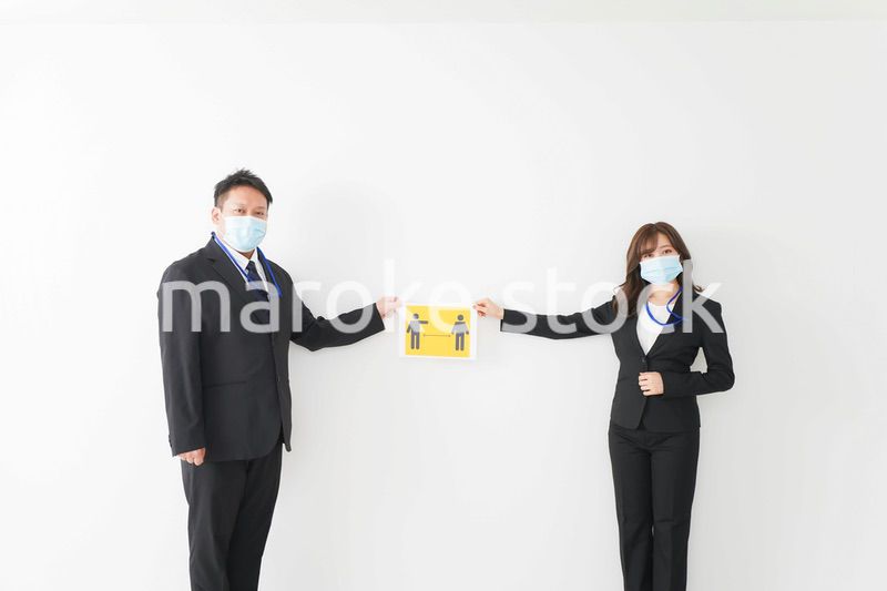 ソーシャルディスタンスを確保するビジネスパーソン