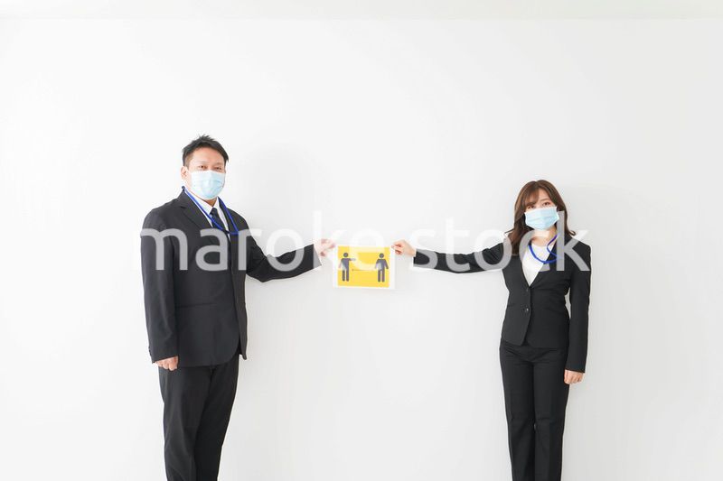 ソーシャルディスタンスを確保するビジネスパーソン