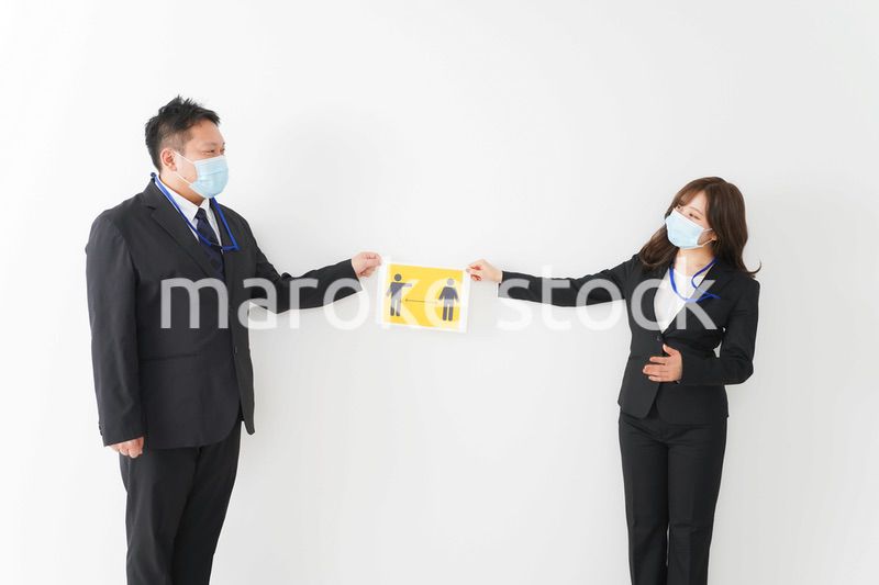 ソーシャルディスタンスを確保するビジネスパーソン