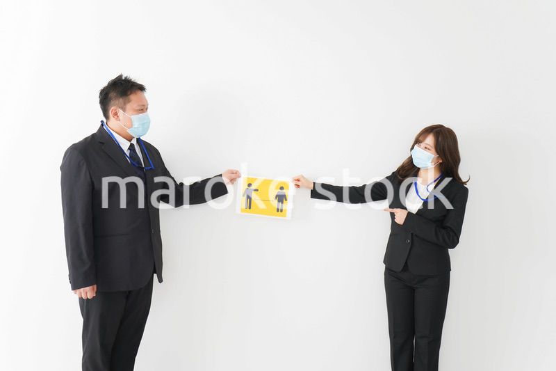 ソーシャルディスタンスを確保するビジネスパーソン