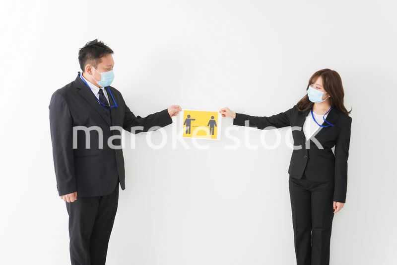 ソーシャルディスタンスを確保するビジネスパーソン