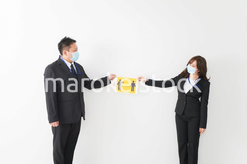ソーシャルディスタンスを確保するビジネスパーソン