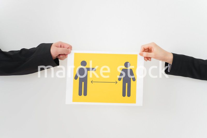 ソーシャルディスタンスを確保するビジネスパーソン