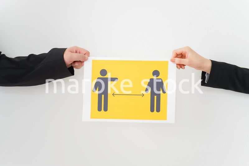 ソーシャルディスタンスを確保するビジネスパーソン