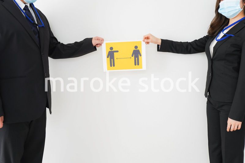 ソーシャルディスタンスを確保するビジネスパーソン