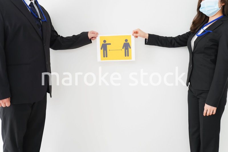 ソーシャルディスタンスを確保するビジネスパーソン