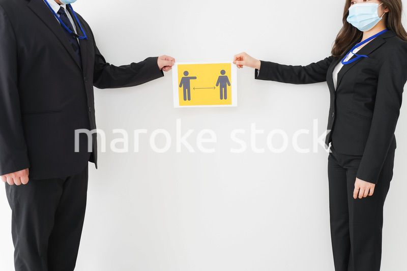 ソーシャルディスタンスを確保するビジネスパーソン