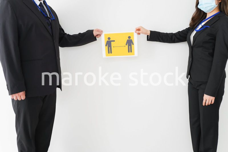 ソーシャルディスタンスを確保するビジネスパーソン