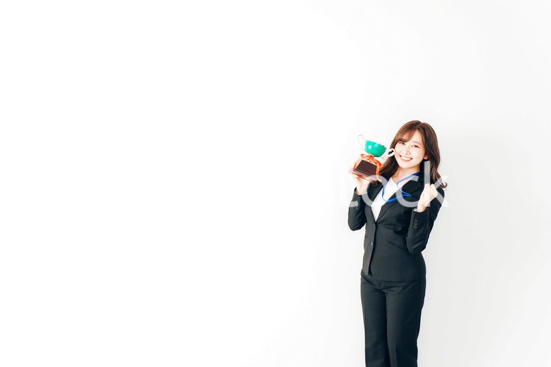 トロフィーを持つ若いビジネスウーマン