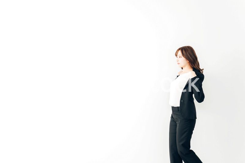 スーツを脱ぐ若いビジネスウーマン