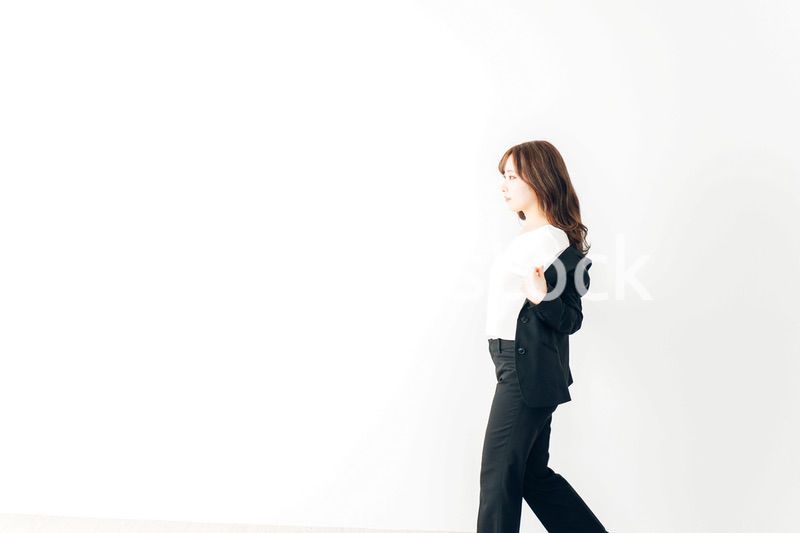 スーツを脱ぐ若いビジネスウーマン