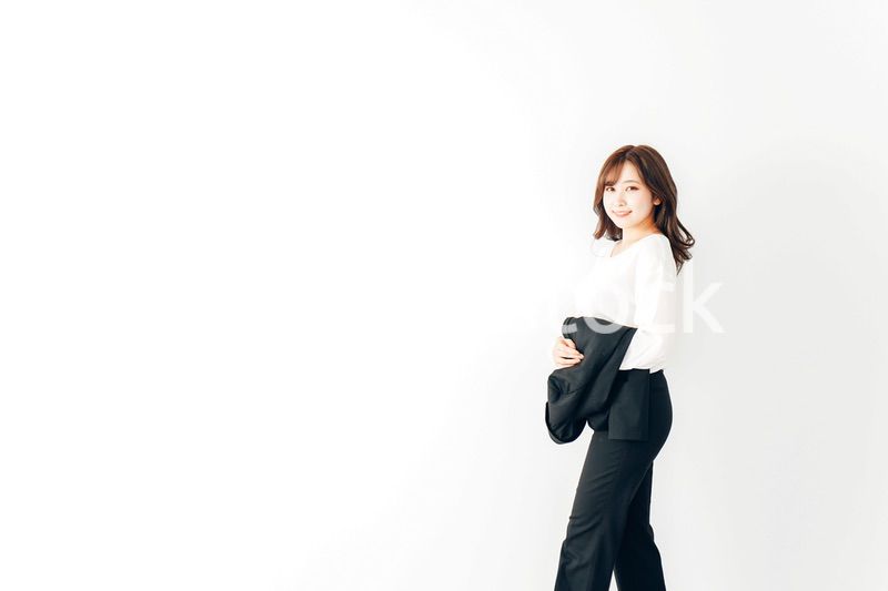 スーツを脱ぐ若いビジネスウーマン