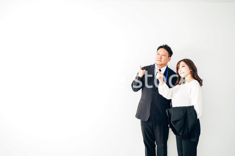 二人で指を指すビジネスパーソン