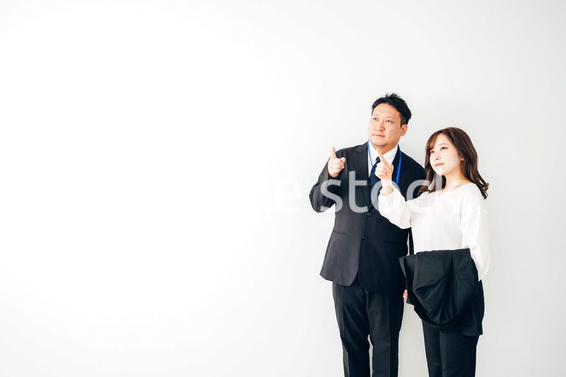二人で指を指すビジネスパーソン