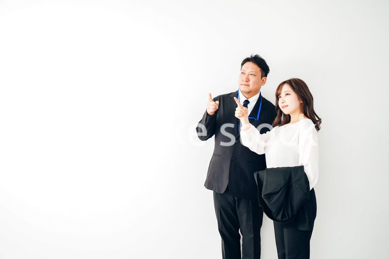 二人で指を指すビジネスパーソン
