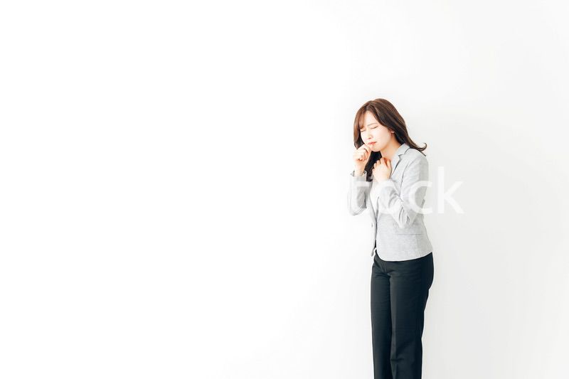 咳に苦しむ若い女性