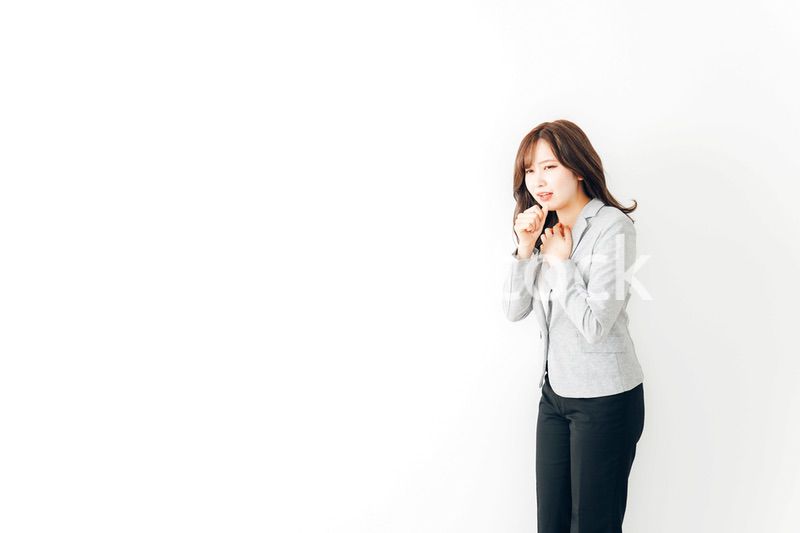 咳に苦しむ若い女性