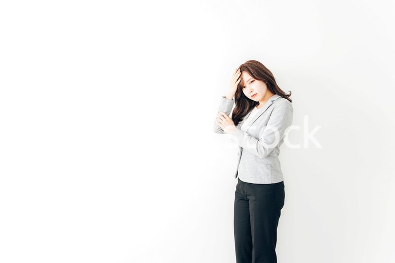 頭痛に苦しむ若い女性